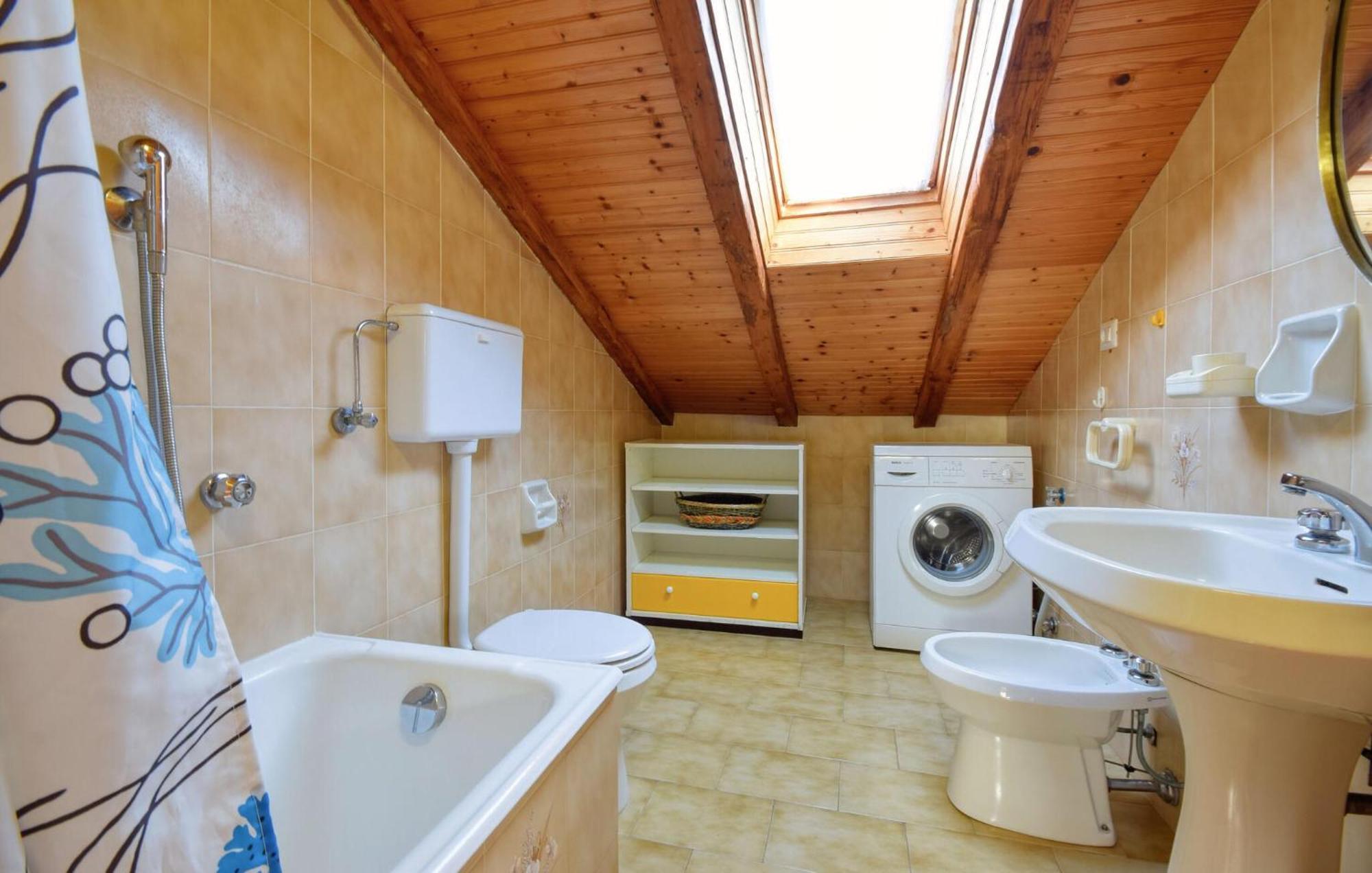 2 Bedroom Stunning Apartment In Монелья Экстерьер фото