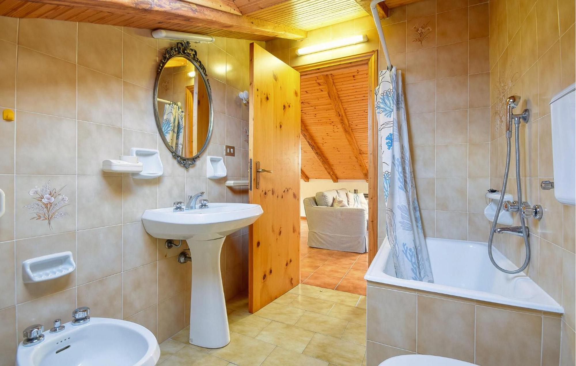 2 Bedroom Stunning Apartment In Монелья Экстерьер фото