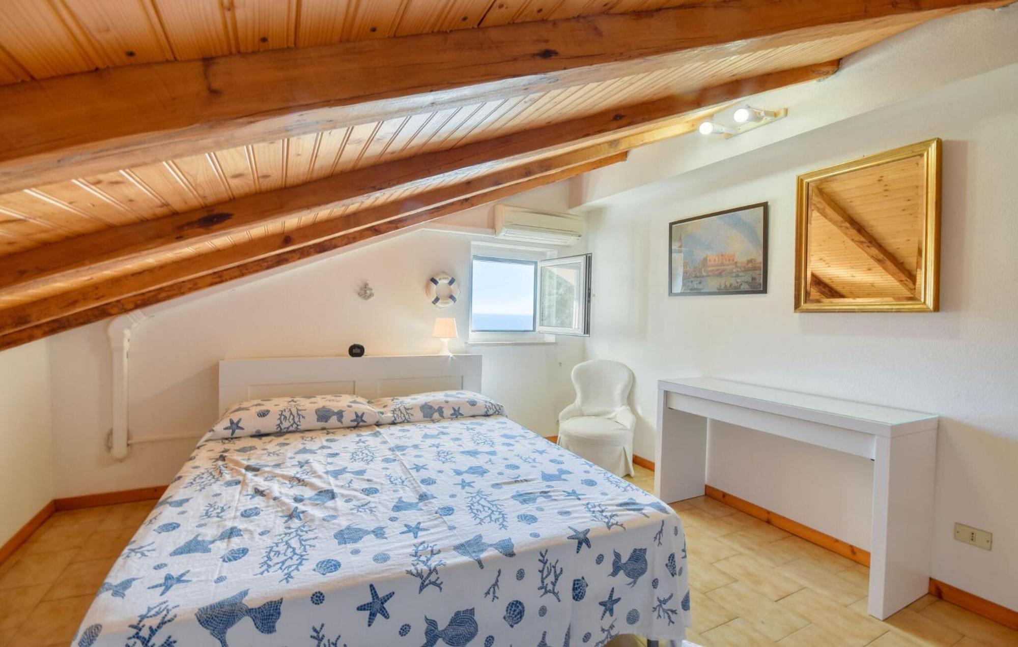 2 Bedroom Stunning Apartment In Монелья Экстерьер фото