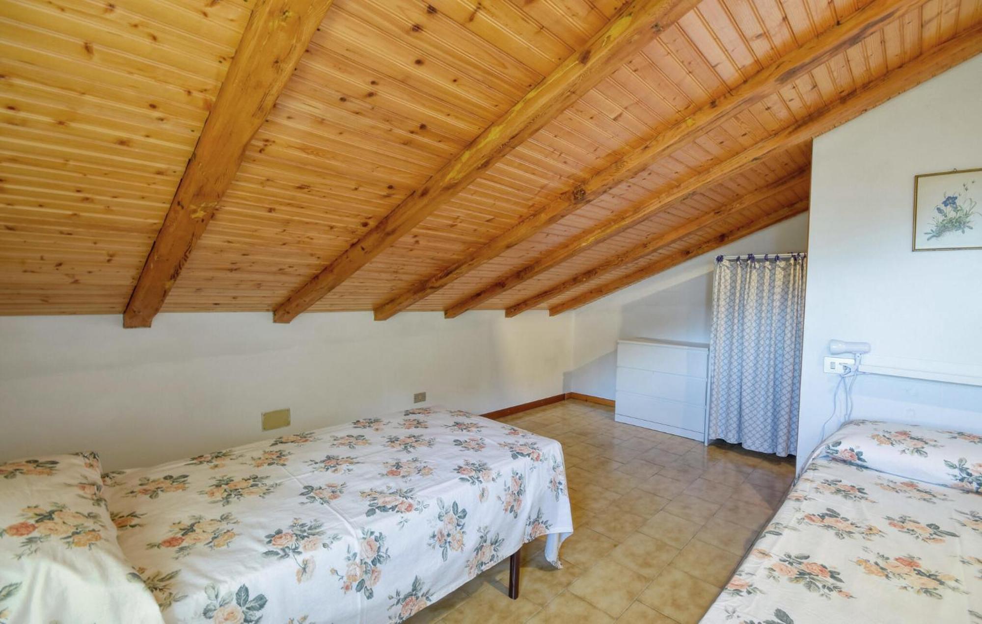 2 Bedroom Stunning Apartment In Монелья Экстерьер фото